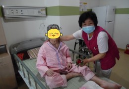 어버이날 카네이션 달아드리기 행사